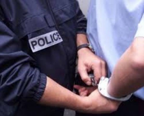 القبض على شخص بحوزته 1600 دولار مزيفة في الخليل
